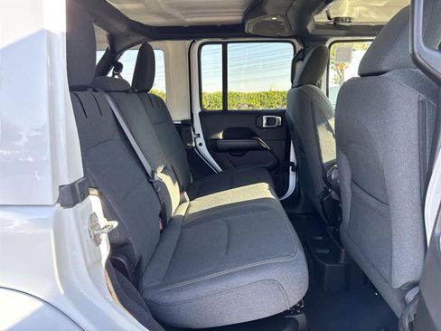 Used 2024 Jeep Wrangler Sahara image 34