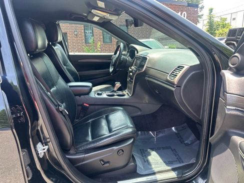 Used 2017 Jeep Grand Cherokee Limited image 18