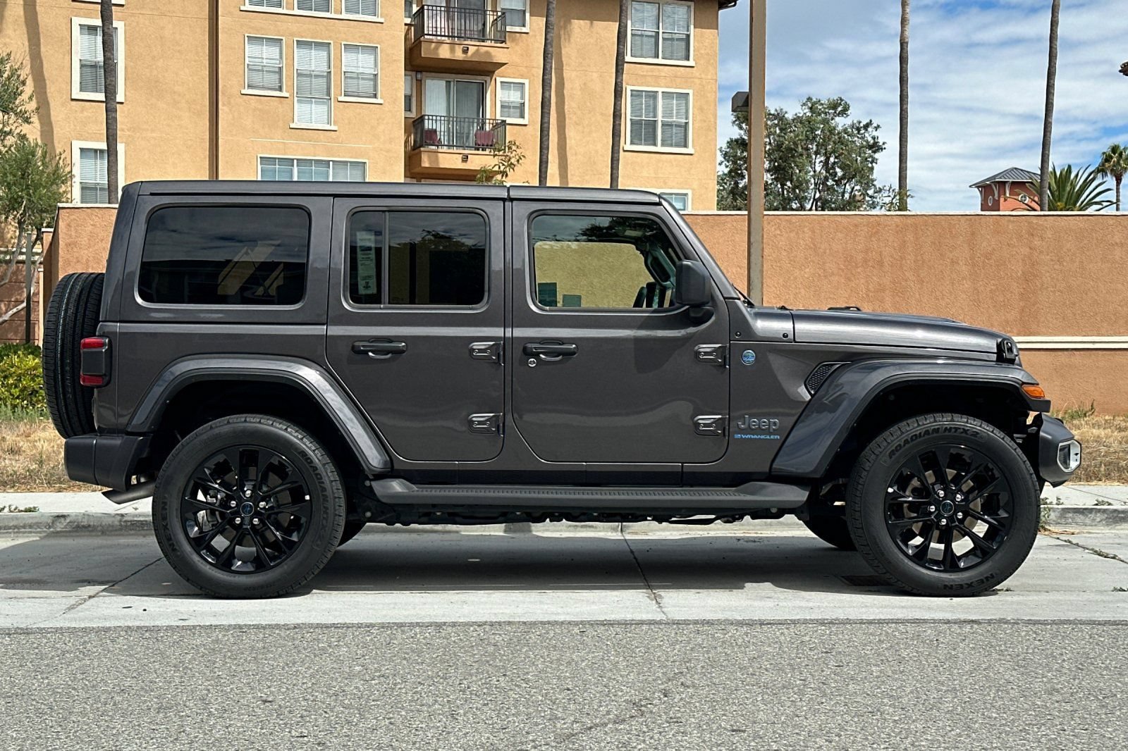 Used 2025 Jeep Wrangler Unlimited Sahara AWD/4WD image 3