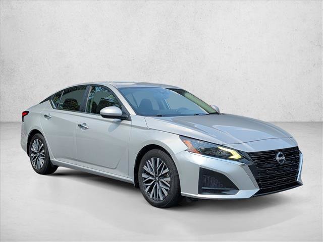 Used 2024 Nissan Altima 2.5 SV w/ SV Premium Package FWD image 3