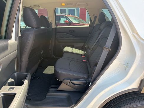 Used 2024 Nissan Pathfinder SV FWD image 15