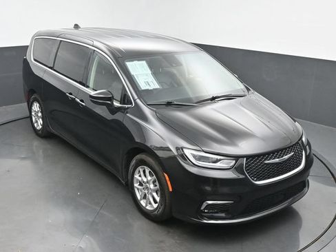 Used 2023 Chrysler Pacifica Touring-L FWD image 43