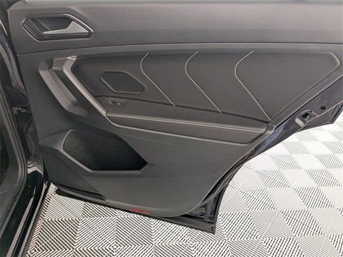 Used 2022 Volkswagen Tiguan SE image 33