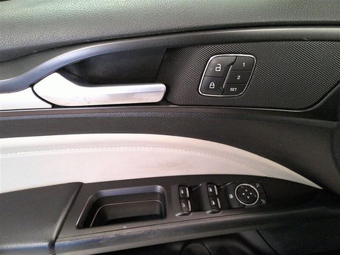 Used 2018 Ford Fusion Titanium image 35