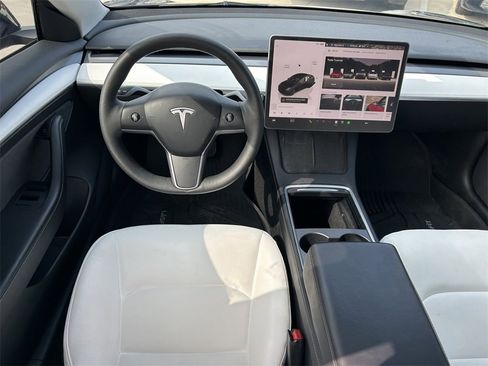 Used 2023 Tesla Model 3 Standard Range image 16