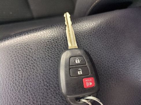 Used 2013 Toyota RAV4 XLE AWD/4WD image 36