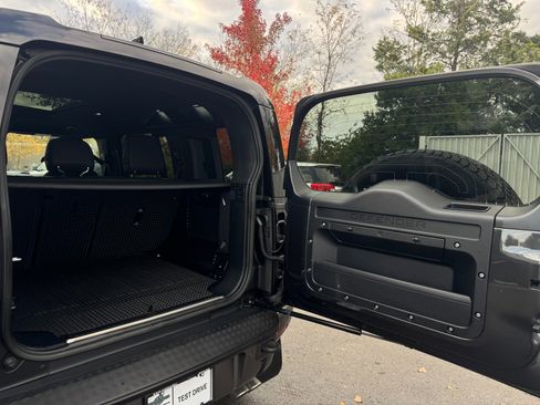 Used 2023 Land Rover Defender 110 image 43