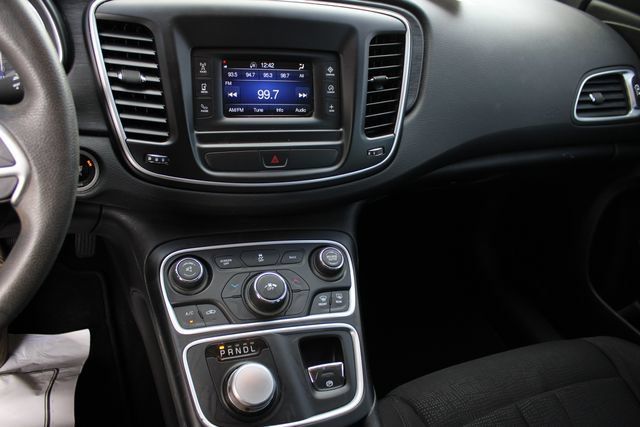 Used 2015 Chrysler 200 Limited FWD image 10