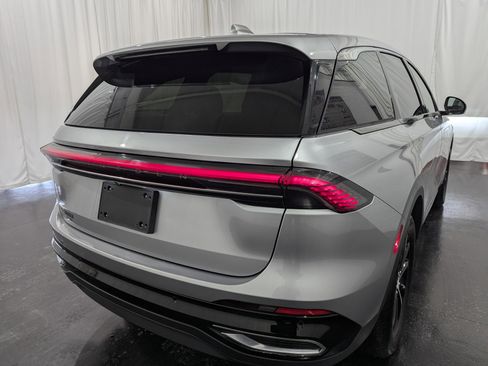 Used 2025 Lincoln Nautilus Premier image 7