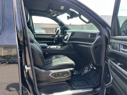 Used 2023 Jeep Wagoneer Series II w/ Convenience Group I AWD/4WD image 31