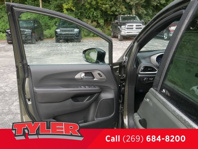 New 2027 Chrysler Pacifica Select FWD image 19
