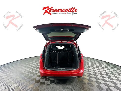 New 2026 Chrysler Pacifica Limited w/ Uconnect Theater Family Group image 16