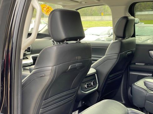 Used 2025 Ford Expedition Max Platinum AWD/4WD image 32
