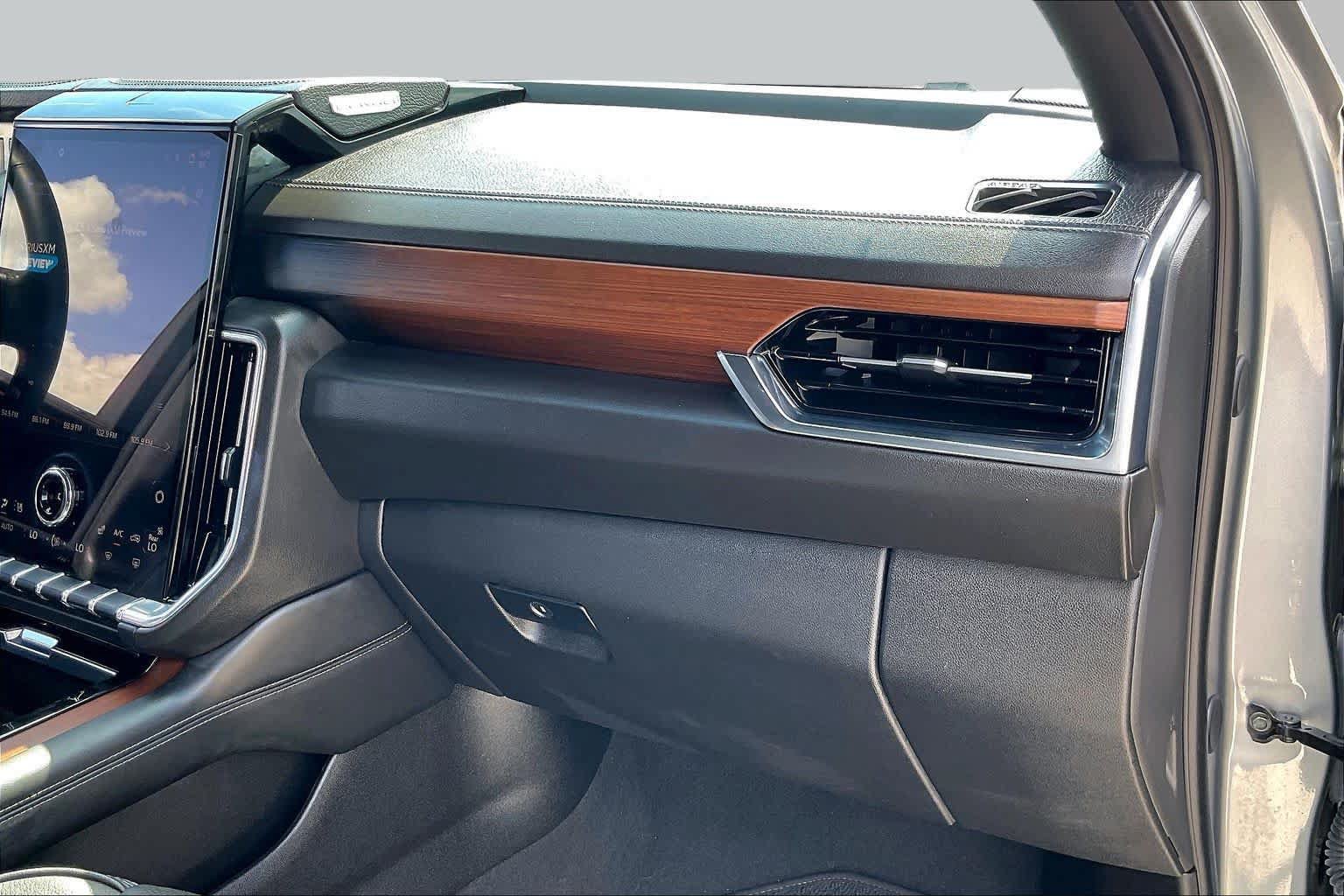 Used 2025 GMC Yukon Denali RWD image 18