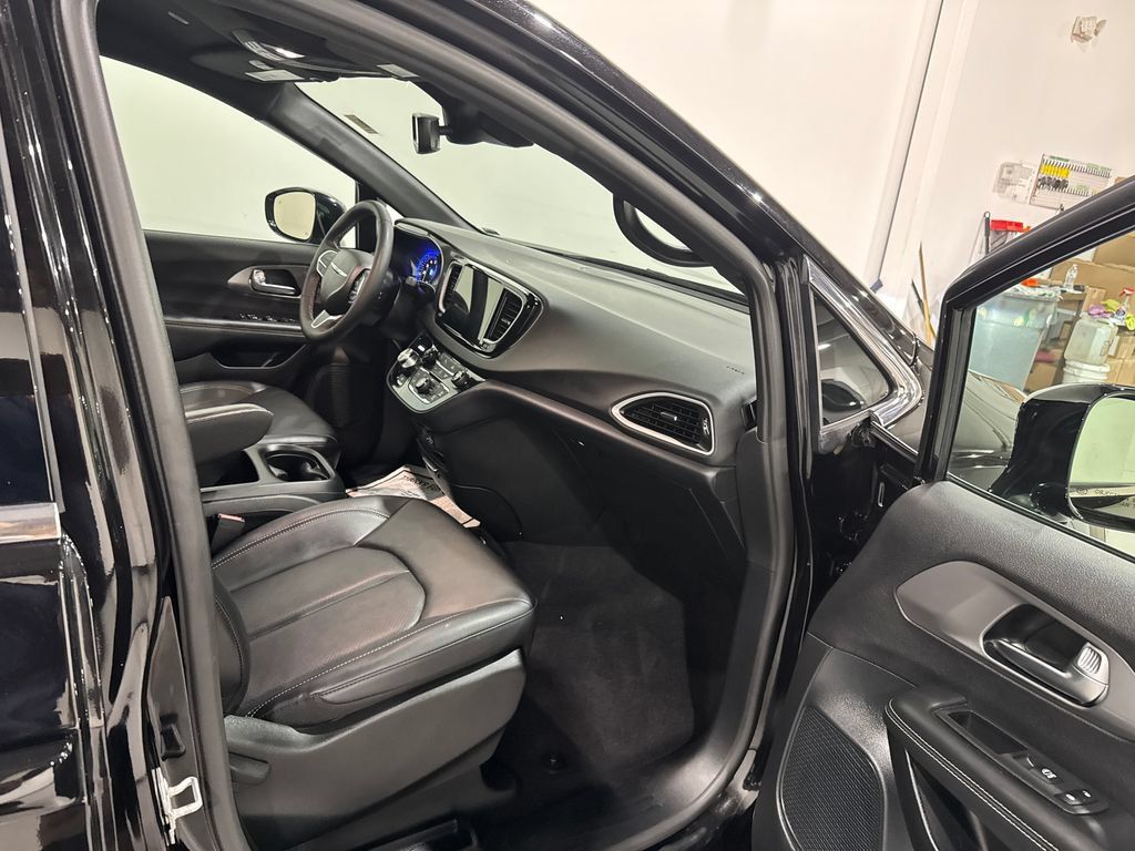 Used 2025 Chrysler Pacifica Select FWD image 23