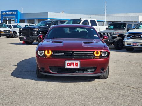 Used 2022 Dodge Challenger SXT RWD image 2