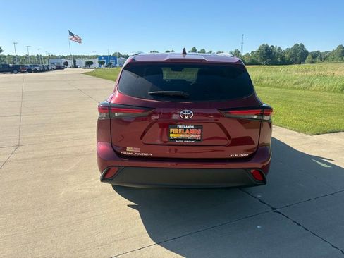 Used 2024 Toyota Highlander XLE AWD/4WD image 5