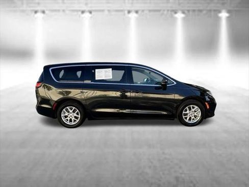 Certified 2023 Chrysler Pacifica Touring-L FWD image 8