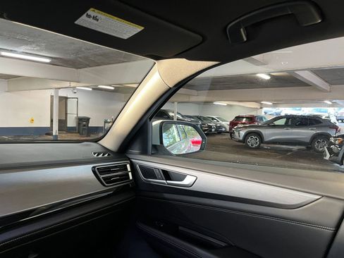 Used 2025 Volkswagen Atlas Cross Sport SE image 36