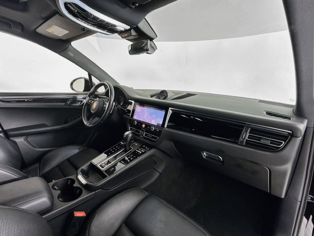 Certified 2024 Porsche Macan AWD/4WD image 17