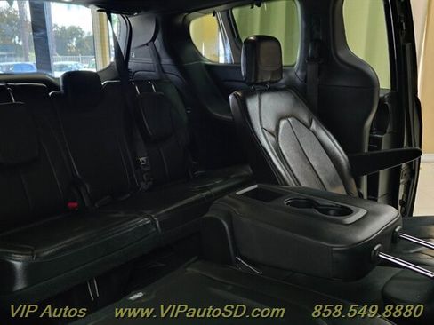 Used 2019 Chrysler Pacifica Touring-L w/ S Appearance Package FWD image 20