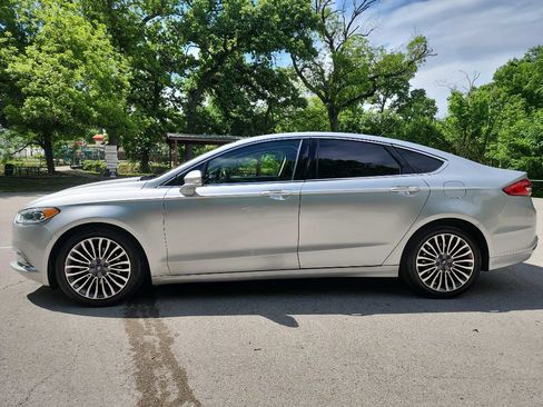 Used 2017 Ford Fusion SE w/ Fusion SE Technology Package FWD image 2