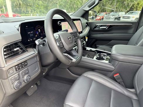 Used 2025 Chevrolet Suburban Z71 w/ Comfort Package image 22