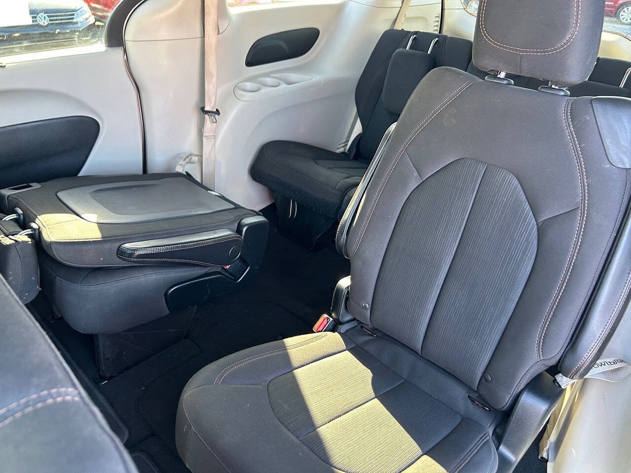Used 2018 Chrysler Pacifica Touring Plus FWD image 10