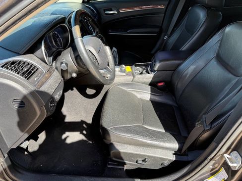 Used 2019 Chrysler 300 Limited AWD/4WD image 11