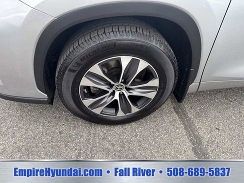 Used 2020 Toyota Highlander XLE AWD/4WD image 13