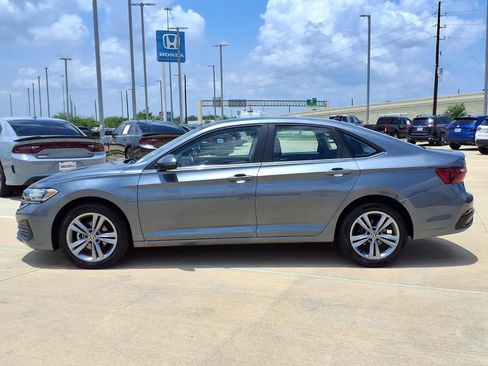 Used 2024 Volkswagen Jetta SE FWD image 3