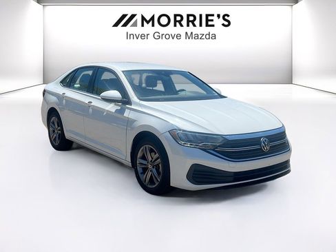 Used 2023 Volkswagen Jetta SE FWD image 3