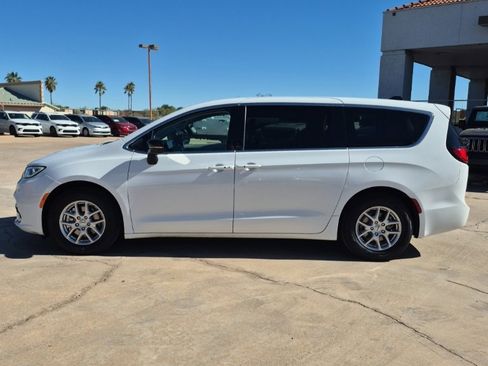 Certified 2024 Chrysler Pacifica Touring-L image 8