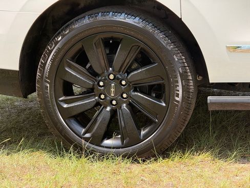 Used 2023 Lincoln Navigator L Reserve w/ Equipment Group 201A AWD/4WD image 9