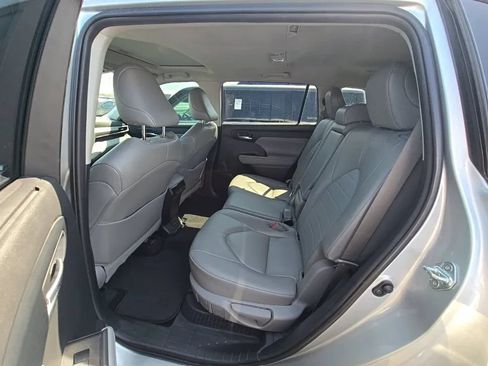 Used 2023 Toyota Highlander XLE FWD image 11