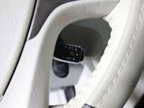 Used 2012 Toyota Sienna SE FWD image 33