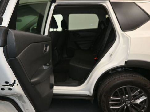 Used 2024 Nissan Rogue S image 21