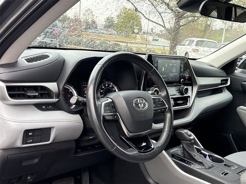 Used 2021 Toyota Highlander LE image 10