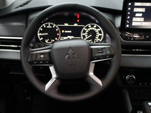 New 2025 Mitsubishi Outlander SE image 21