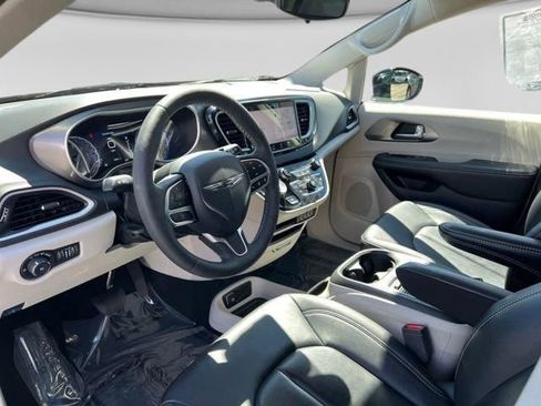 Used 2024 Chrysler Pacifica Touring-L FWD image 12