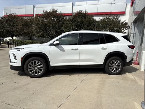 Used 2025 Buick Enclave Preferred AWD/4WD image 7