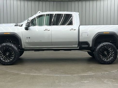 Used 2025 GMC Sierra 3500 Denali Ultimate image 2