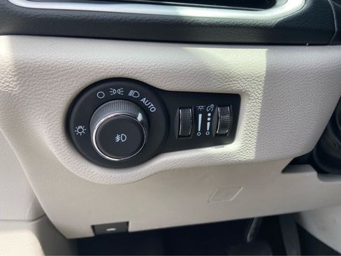 Used 2024 Chrysler Pacifica Touring-L FWD image 25