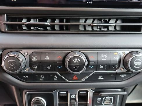 Used 2025 Jeep Wrangler Unlimited Sahara AWD/4WD image 36