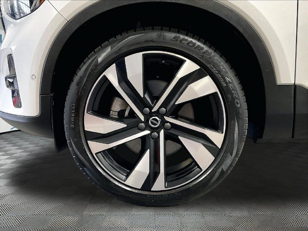 Used 2024 Volvo XC40 B5 Plus w/ Protection Package Premier AWD/4WD image 7