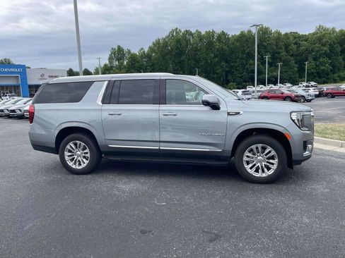 Used 2024 GMC Yukon XL SLT w/ SLT Luxury Package AWD/4WD image 2