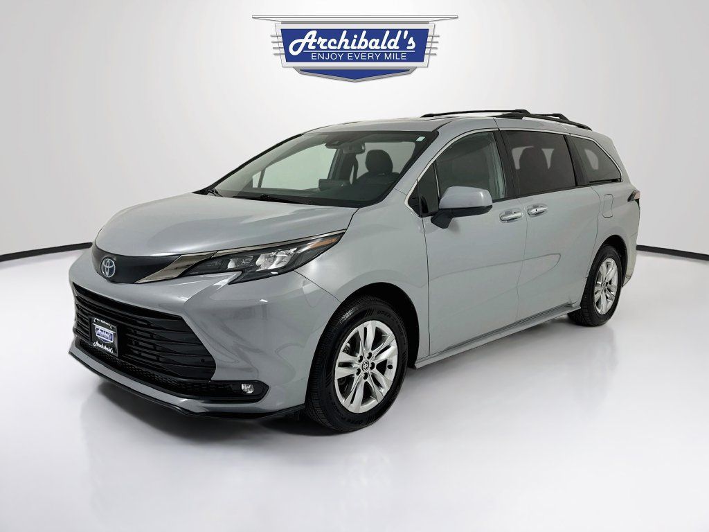 Used 2022 Toyota Sienna XLE Woodland Edition AWD/4WD image 3