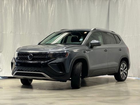 Used 2024 Volkswagen Taos SE image 3