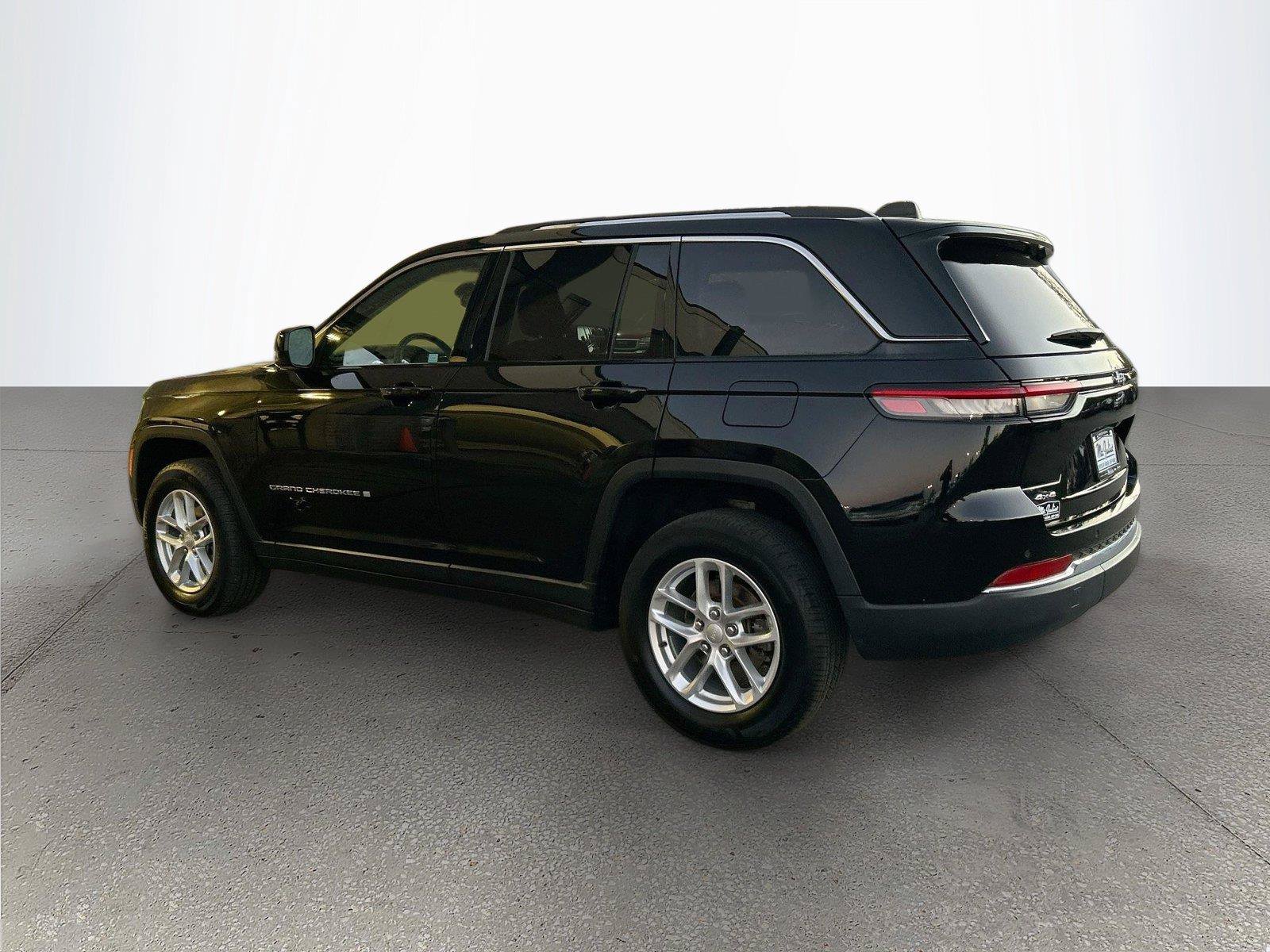 Used 2024 Jeep Grand Cherokee Laredo X w/ Trailer Tow Package AWD/4WD image 6