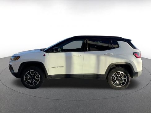 Used 2025 Jeep Compass Trailhawk image 9